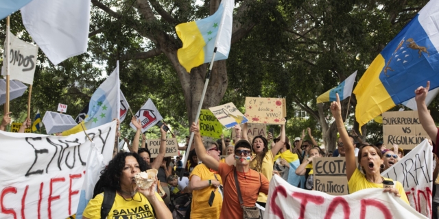 Διαδήλωση στα Κανάρια Νησιά κατά του υπερτουρισμού