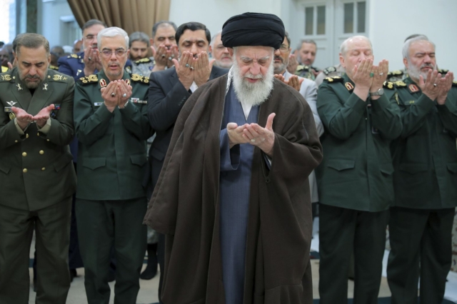 O Αγιατολάχ Αλί Χαμενεΐ με ομάδα ανώτερων στρατιωτικών ηγετών στην Τεχεράνη