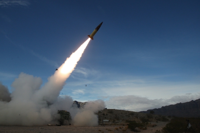Οι ΗΠΑ παρέδωσαν στην Ουκρανία πυραύλους ATACMS μεγάλου βεληνεκούς