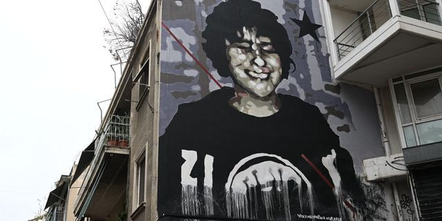 Στιγμιότυπο από το μνημείο του Αλέξη Γρηγορόπουλου στα Εξάρχεια