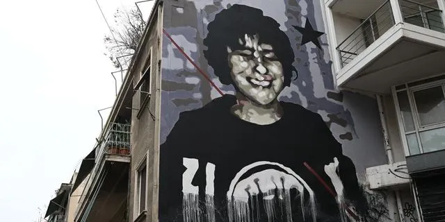 Στιγμιότυπο από το μνημείο του Αλέξη Γρηγορόπουλου στα Εξάρχεια