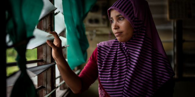 Η Rashida, 22 ετών, γεννήθηκε στην πολιτεία Rakhine της Μιανμάρ. Έφυγε μόνη της το 2012 όταν ήταν 15 ετών και αναζήτησε καταφύγιο στο Μπαγκλαντές. Από εκεί, ταξίδεψε στην Ταϊλάνδη, για οχτώ μέρες με πλοίο μαζί με περίπου 500 επιβάτες.