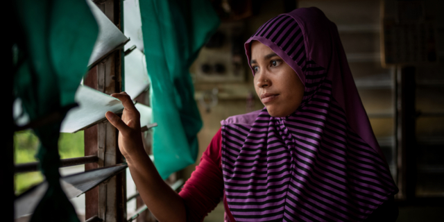 Η Rashida, 22 ετών, γεννήθηκε στην πολιτεία Rakhine της Μιανμάρ. Έφυγε μόνη της το 2012 όταν ήταν 15 ετών και αναζήτησε καταφύγιο στο Μπαγκλαντές. Από εκεί, ταξίδεψε στην Ταϊλάνδη, για οχτώ μέρες με πλοίο μαζί με περίπου 500 επιβάτες.