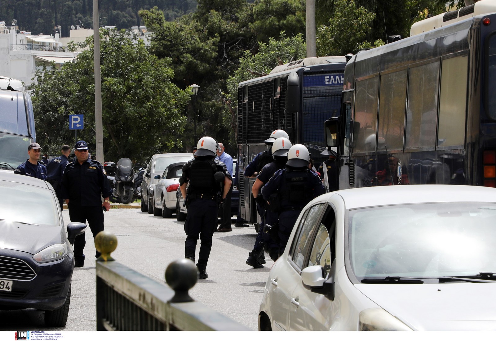 Ο 39χρονος δράστης της γυναικοκτονίας έξω από το Α.Τ. των Αγίων Αναργύρων οδηγείται στον ανακριτή