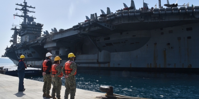 Το αεροπλανοφόρο USS Dwight D. Eisenhower στη Σούδα
