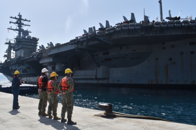 Το αεροπλανοφόρο USS Dwight D. Eisenhower στη Σούδα