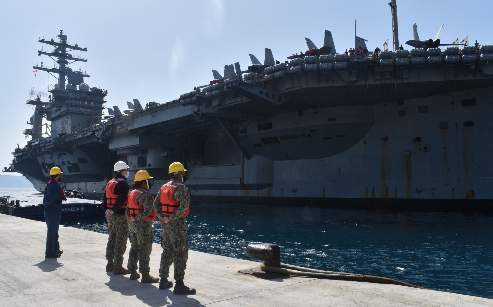 Το αεροπλανοφόρο USS Dwight D. Eisenhower στη Σούδα