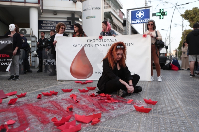 Γυναικοκτονία στους Αγίους Αναργύρους: Διαμαρτυρία έξω από το Α.Τ.
