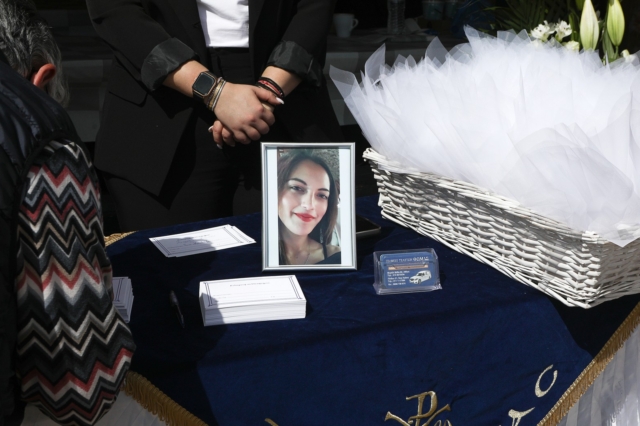 Γυναικοκτονία στους Αγίους Ανάργυρους: Θρήνος στην κηδεία της 28χρονης Κυριακής