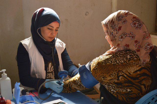 Μια νοσηλεύτρια των Γιατρών Χωρίς Σύνορα εξετάζει μια ασθενή με χρόνια πάθηση στο Κέντρο Πρωτοβάθμιας Φροντίδας Υγείας στη Hawija που υποστηρίζεται από τους Γιατρούς Χωρίς Σύνορα.