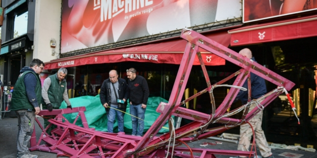 Γαλλία: Επεσαν τα φτερά του μύλου στο Moulin Rouge