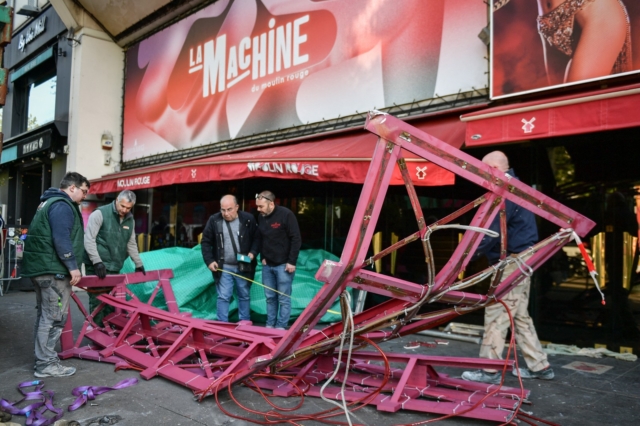 Γαλλία: Επεσαν τα φτερά του μύλου στο Moulin Rouge