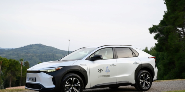 Toyota bZ4X: Το πρώτο αμιγώς ηλεκτρικό όχημα,  για την Ελληνική Ολυμπιακή Λαμπαδηδρομία και το “Παρίσι 2024”
