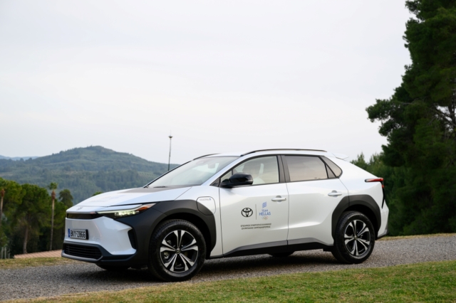 Toyota bZ4X: Το πρώτο αμιγώς ηλεκτρικό όχημα,  για την Ελληνική Ολυμπιακή Λαμπαδηδρομία και το “Παρίσι 2024”