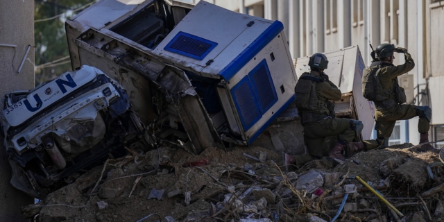 Κατεστραμμένα οχήματα του ΟΗΕ στα συντρίμμια του κτιρίου στο συγκρότημα της UNRWA