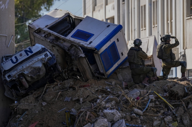 Κατεστραμμένα οχήματα του ΟΗΕ στα συντρίμμια του κτιρίου στο συγκρότημα της UNRWA