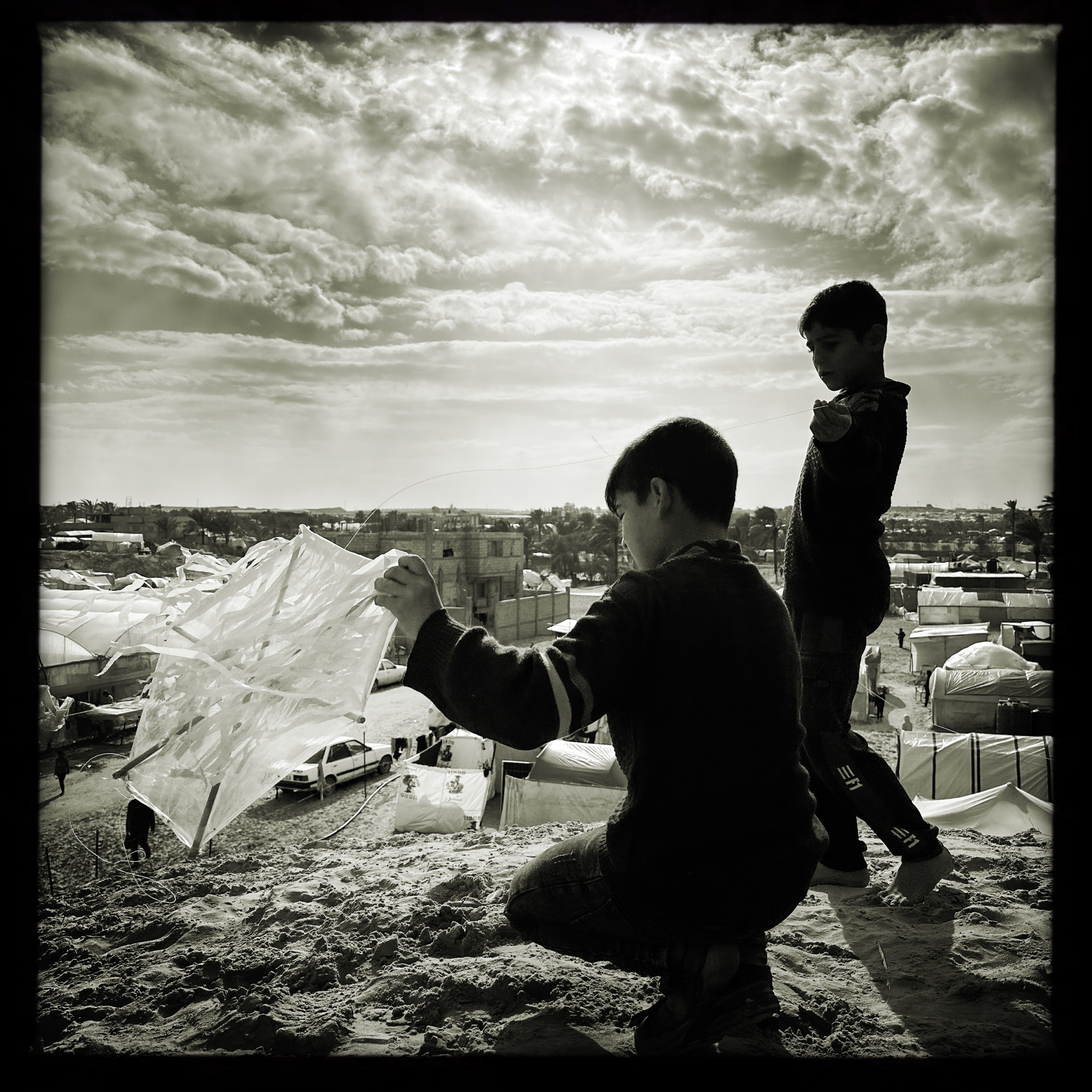 Παιδί ετοιμάζεται να πετάξει τον αυτοσχέδιο χαρταετό του στη Ράφα