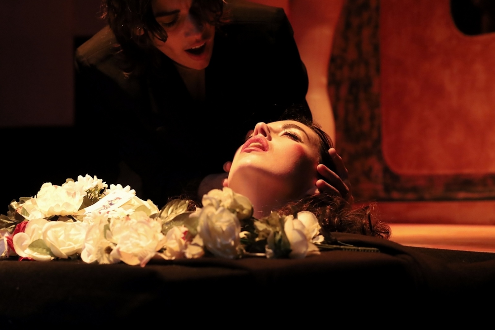 Από την παράσταση "Εσύ, η ζωώδης μηχανή"