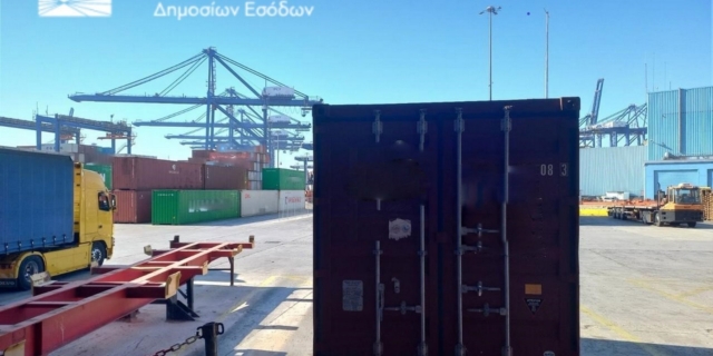 ΑΑΔΕ:  Στα “δίχτυα” της πάνω από 15.000 φιάλες αλκοολούχων με παραποιημένες συσκευασίες