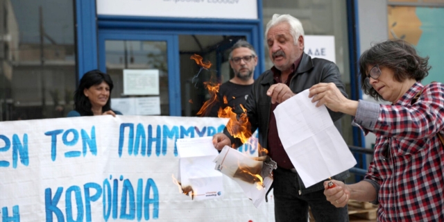 Πλημμυροπαθείς Λάρισας: Έκαψαν τα “ραβασάκια” του ΕΝΦΙΑ έξω από τη ΔΟΥ