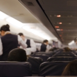 Γιατί οι αεροσυνοδοί χαμηλώνουν τα φώτα κατά την απογείωση και την προσγείωση
