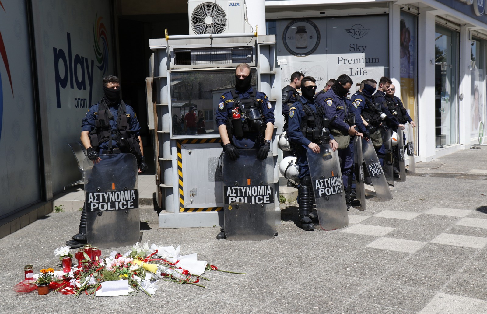 Λουλούδια έξω από το ΑΤ όπου δολοφονήθηκε η 28χρονη στους Αγίους Αναργύρους