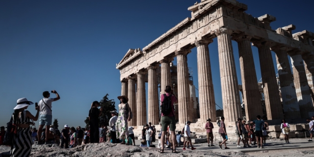 Μάλαμα σε Μενδώνη: “Είναι αληθινές οι φωτογραφίες με τις χλαμύδες στην Ακρόπολη;”