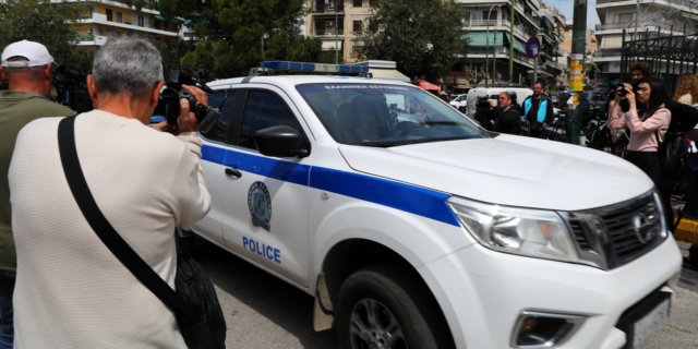 Ο 39χρονος δράστης της γυναικοκτονίας έξω από το Α.Τ. των Αγίων Αναργύρων οδηγείται στον ανακριτή