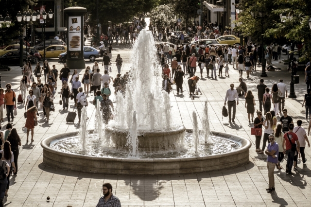 Κόσμος στην πλατεία Συντάγματος