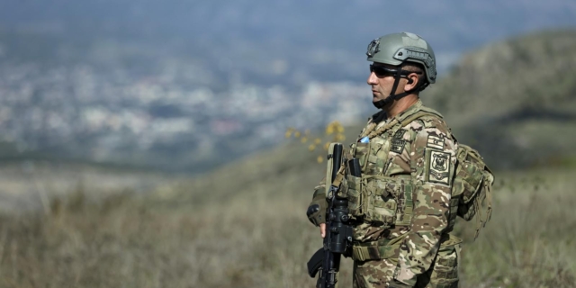 Ο Αζέρος στρατιώτης στα σύνορα με την Αρμενία