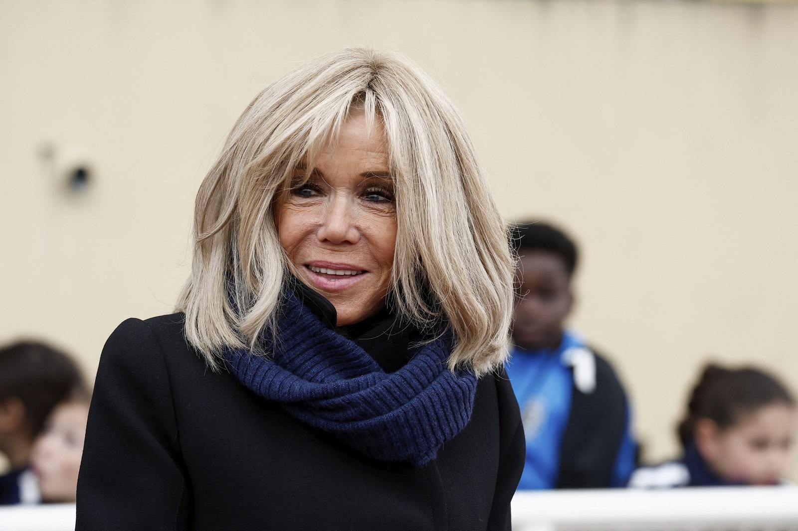 Η Μπριζίτ Μακρόν σε προδοσφαιρικό αγώνα του Εμμανουέλ Μακρόν για φιλανθρωπικό σκοπό