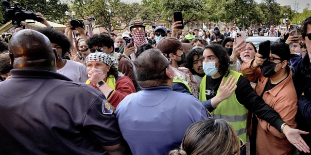 Διαδηλωτές του Πανεπιστημίου της Νότιας Καλιφόρνιας έρχονται αντιμέτωποι με αξιωματικούς της Δημόσιας Ασφάλειας του Πανεπιστημίου,