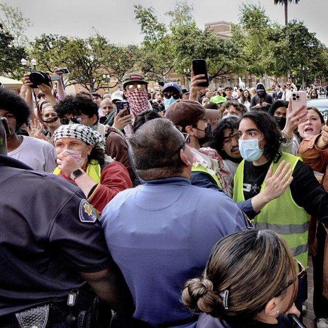 Διαδηλωτές του Πανεπιστημίου της Νότιας Καλιφόρνιας έρχονται αντιμέτωποι με αξιωματικούς της Δημόσιας Ασφάλειας του Πανεπιστημίου,