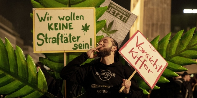 Πολίτες καπνίζουν μαριχουάνα μπροστά από την πύλη του Βρανδεμβούργου
