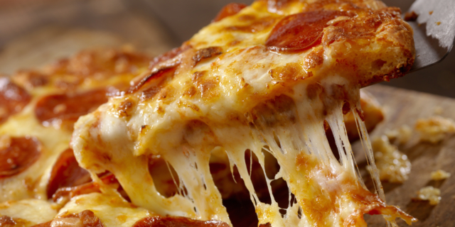 To τυρί που αποθεώνει την πίτσα και την καρδιά σου