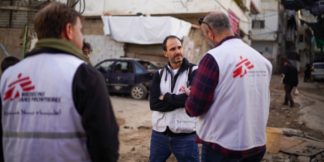 O Διεθνής Πρόεδρος των Γιατρών Χωρίς Σύνορα, Δρ. Χρήστος Χρήστου, επισκέφθηκε τον προσφυγικό καταυλισμό της Jenin και το Νοσοκομείο Khalil Suleiman που υποστηρίζεται από τους Γιατρούς Χωρίς Σύνορα. Οκτώβριος 2023, Δυτική όχθη.