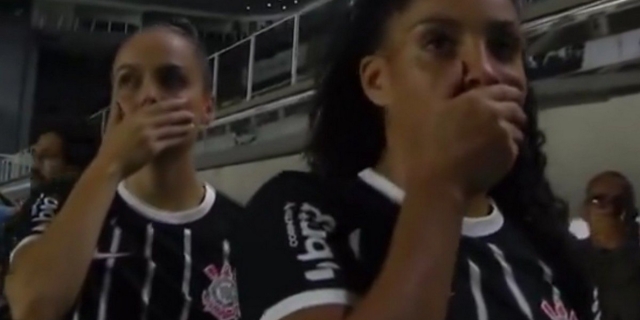 Οι παίκτριες της Κορίνθιανς έκλεισαν τα στόματά τους για να “φωνάξουν” κατά του προπονητή της Σάντος