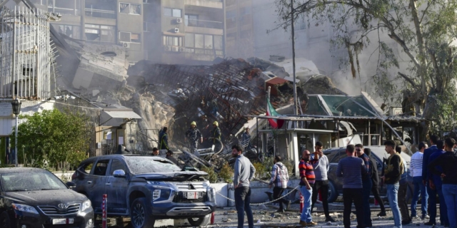 Το προξενείο του Ιράν στη Δαμασκό, μετά την ισραηλινή επίθεση