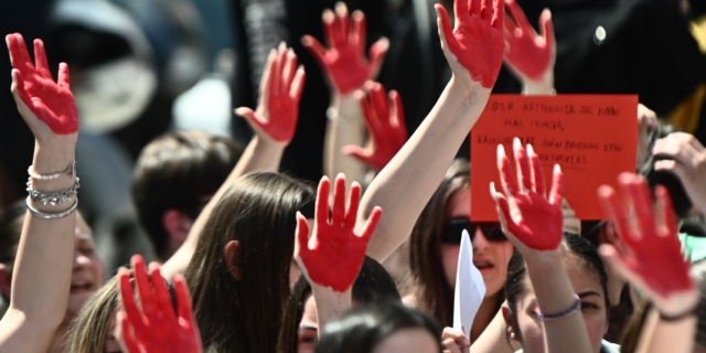 Διαμαρτυρία για τη δολοφονία έξω από το Αστυνομικό Τμήμα των Αγίων Αναργύρων