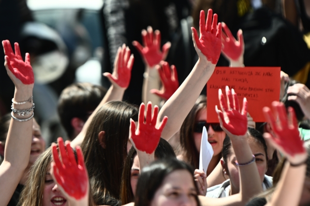 Διαμαρτυρία για τη δολοφονία έξω από το Αστυνομικό Τμήμα των Αγίων Αναργύρων