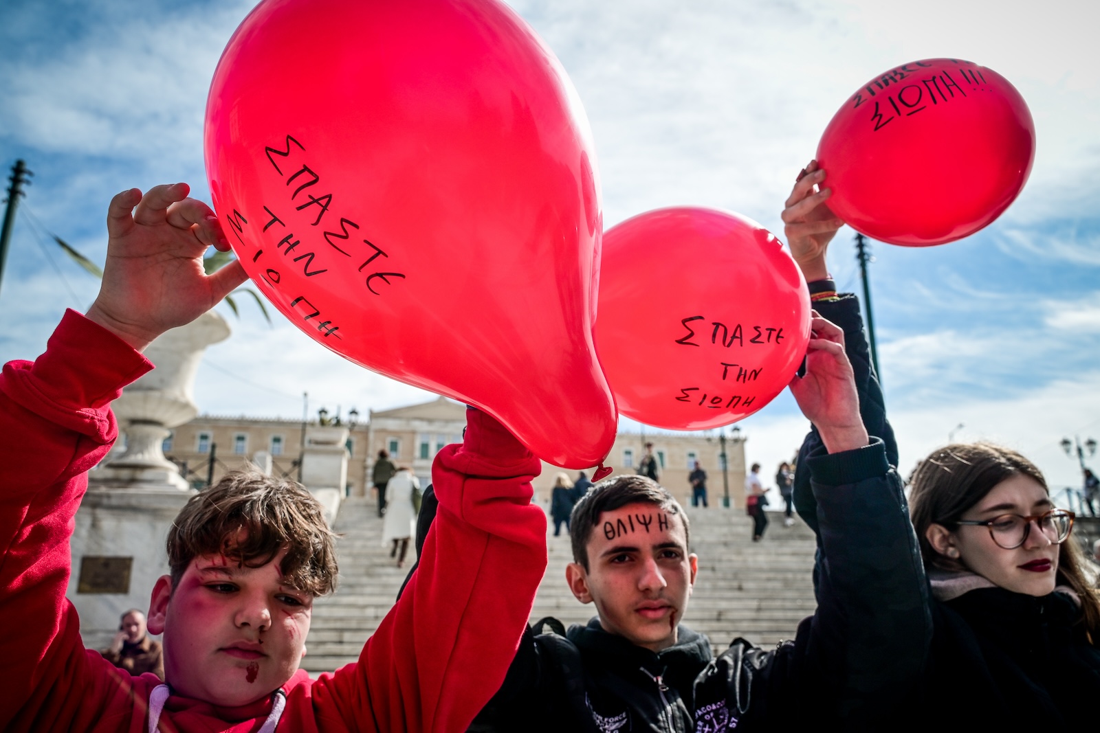 Με αφορμή Παγκόσμια ημέρα κατά του σχολικού εκφοβισμού, μαθητές και μαθήτριες του Πειραματικού Σχολείου Πανεπιστημίου Αθηνών, πραγματοποίησαν δράση στην Πλατεία Συντάγματος με τίτλο "Σπάω τη σιωπή, ενώνουμε τις φωνές κατά της βίας", 5 Μαρτίου 2024