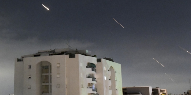 Στιγμιότυπο από την αναχαίτιση πυραύλων του Ιράν από το Iron Dome