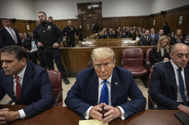 Ο πρώην πρόεδρος Ντόναλντ Τραμπ κάθεται στο δικαστήριο κατά την πρώτη ημέρα της εναρκτήριας αγόρευσης της δίκης του στο ποινικό δικαστήριο του Μανχάταν στη Νέα Υόρκη