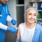 Ηλικιωμένη κάνει εμβόλιο