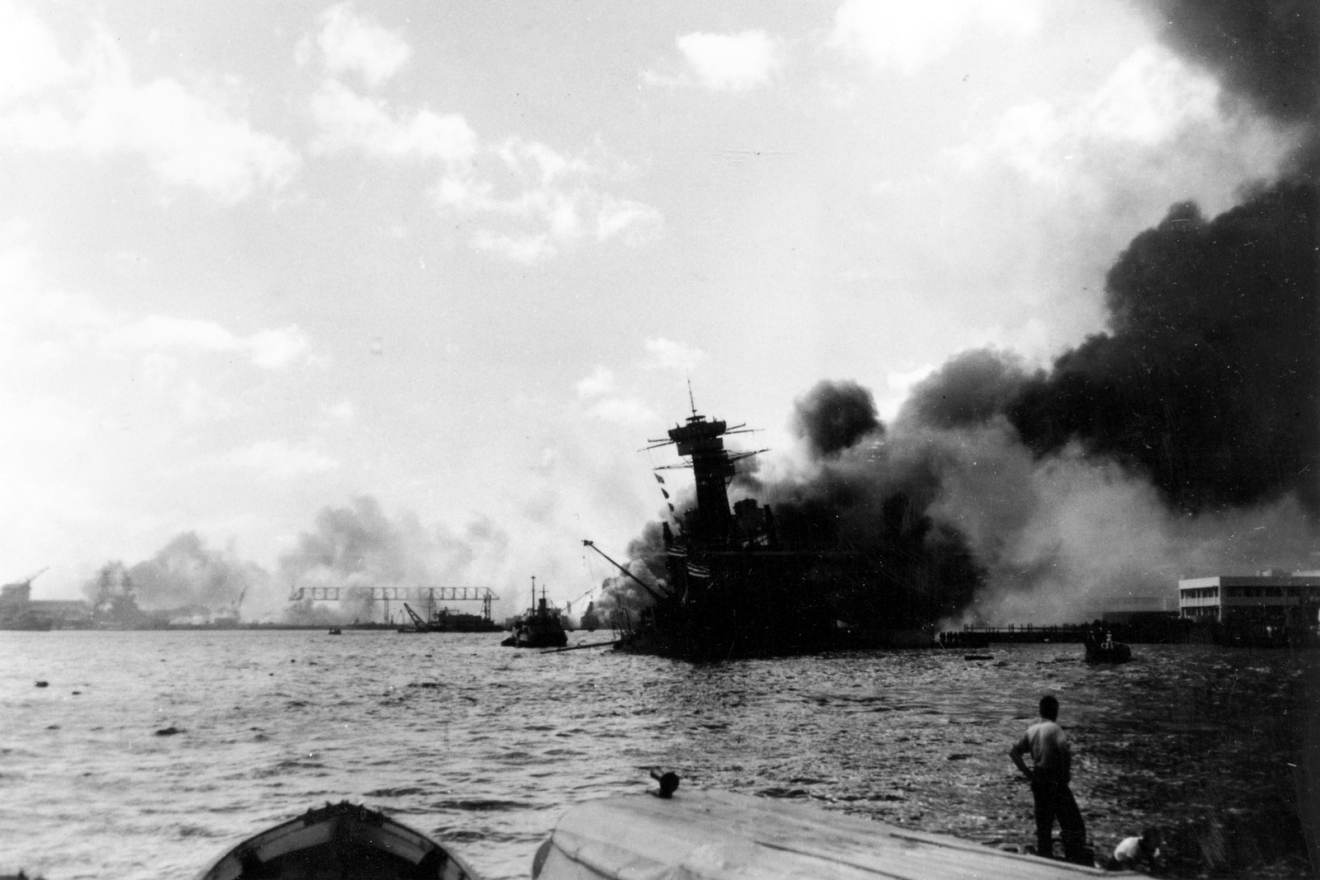 Το πολεμικό πλοίο USS California φλέγεται και καταφθάνει στο λιμάνι κατά την ιαπωνική αεροπορική επίθεση στο Περλ Χάρμπορ της Χαβάης, στις 7 Δεκεμβρίου 1941,