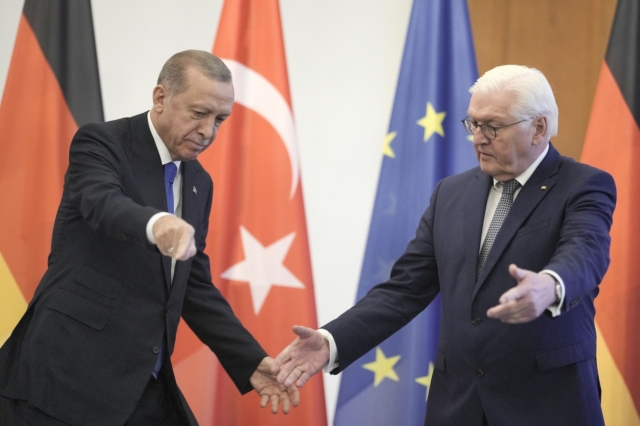 Ο πρόεδρος της Τουρκίας Ρετζέπ Ταγίπ Ερντογάν, αριστερά, και ο πρόεδρος της Γερμανίας Φρανκ-Βάλτερ Σταϊνμάιερ στο παλάτι Bellevue κατά τη διάρκεια της επίσκεψης του Ερντογάν στο Βερολίνο, Γερμανία, Παρασκευή 17 Νοεμβρίου 2023 (Εικόνα αρχείου)