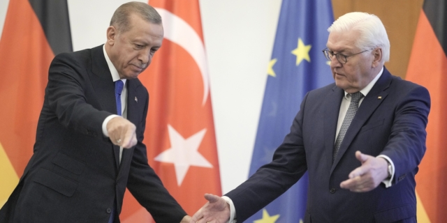 Ο πρόεδρος της Τουρκίας Ρετζέπ Ταγίπ Ερντογάν, αριστερά, και ο πρόεδρος της Γερμανίας Φρανκ-Βάλτερ Σταϊνμάιερ στο παλάτι Bellevue κατά τη διάρκεια της επίσκεψης του Ερντογάν στο Βερολίνο, Γερμανία, Παρασκευή 17 Νοεμβρίου 2023 (Εικόνα αρχείου)
