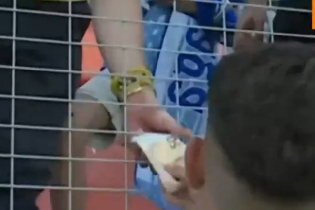 Ποδοσφαιριστής πήρε 50 ευρώ για να δώσει σε φίλαθλο τη φανέλα του