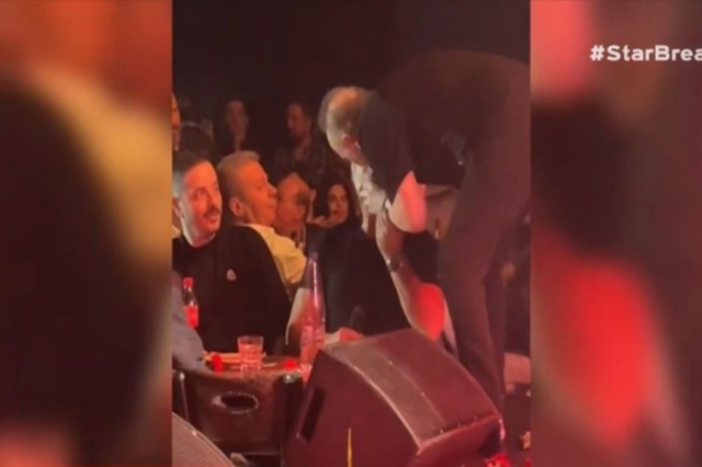 Ο Σταμάτης Γονίδης φίλησε τον Ζαφείρη Μελά στον στόμα – Βίντεο