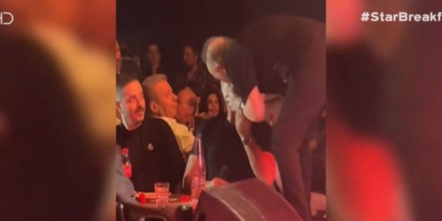 Ο Σταμάτης Γονίδης φίλησε τον Ζαφείρη Μελά στον στόμα – Βίντεο